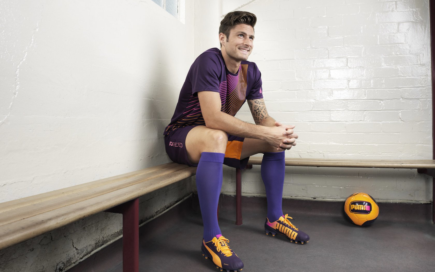 乐鱼中国-曼联中场年轻化改革见效，传控质量提升，曼联年轻人比赛